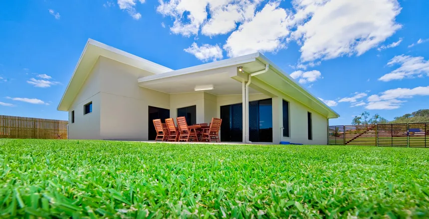 Want a green lawn all summer? Here’s 6 tips!